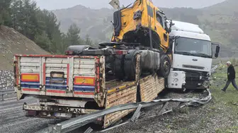 Elazığ’da ilginç kaza zinciri : Kaza yapan tırı taşıyan tır da kaza yaptı