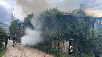 Kastamonu'da metruk bina yandı