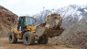 Hakkari'de heyelan faciası : Kara yolunda yarıklar oluştu