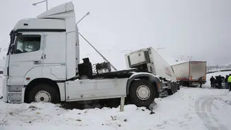 Bitlis'te 4 tır ve 2 otomobil çarpıştı