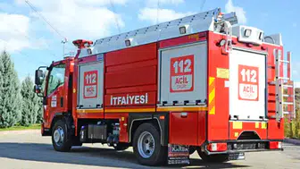 Ataşehir'de park halindeki minibüs alev alev yandı