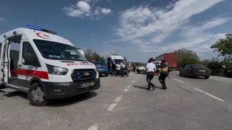 İzmir'de otomobil ve hafif ticari araç çarpıştı : Kazada 4'ü çocuk 7 kişi yaralandı