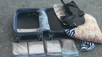 Şanlıurfa'da durdurulan araçta bulunan valizden 8 kilogram uyuşturucu çıktı