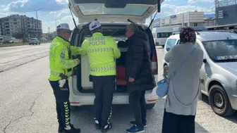 Bolu'da ters yönden gelen otomobil, motosiklete çarptı : Yola savrulan sürücü yaralandı