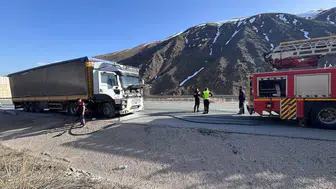 Erzincan'da seyir halindeki tırda yangın