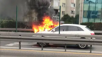 Diyarbakır'da otomobil alev aldı : Üfleyerek söndürmeye çalıştı