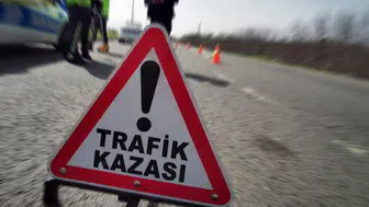 Küçükçekmece'de kaza : Otomobil park halindeki araca çarpıp, takla attı