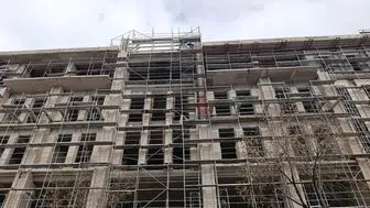 Kırşehir'de 3 işçi, maaşlarını alamadıkları iddiasıyla inşaata çıktı