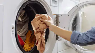 Çamaşır makinesine tuz eklemek giysilerinizdeki sorunları nasıl çözüyor?