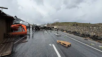 Bitlis'te iş makinesi ile tır çarpıştı : 1'i ağır 3 kişi yaralandı