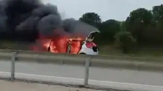 Bursa'da seyir halindeki otomobil alev aldı