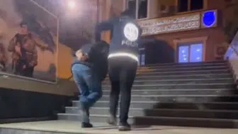 Sosyal medyada polis yeleği giyerek yayın yapan şahıs Avcılar'da yakalandı