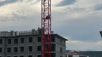 Adıyaman'da maaşlarını alamayan işçiler kule vincinde nöbet tuttu