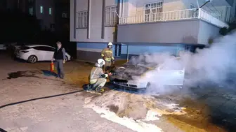 Hatay Dörtyol'da otomobilin motoru alevlere teslim oldu
