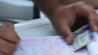 Eskişehir'de motosikleti bağlanan sürücü ceza tutanağı ile poz verdi