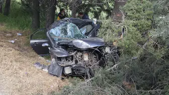 Balıkesir'de otomobil ağaçlara çarptı : Emekli polis memuru öldü