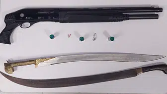 Samsun Atakum'da polis ekipleri ruhsatsız silah ve kılıç ele geçirildi