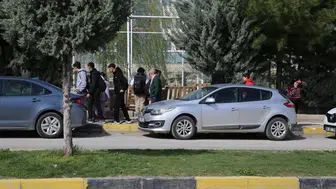 Diyarbakır Ergani’de otomobil kaldırımdaki öğrencilere çarptı : 2 yaralı