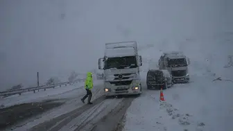 Tokat - Sivas kara yolunda kar : 30 santimetreye çıktı
