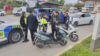Antalya'da motosiklet ile motorlu bisiklet çarpıştı : 2 yaralı