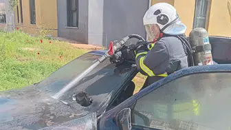 Hatay'da park halindeki araçta yangın çıktı