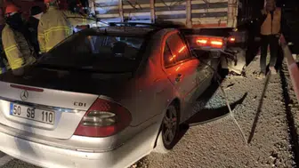 Kırıkkale'de otomobil, tıra ok gibi saplandı : Muhtar ağır yaralandı