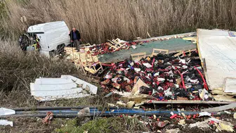 Isparta Eğirdir’de elma yüklü tır kanala devrildi : Sürücü yaralandı