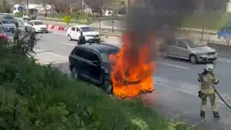 Kartal’da seyir halindeki otomobil alev alev yandı
