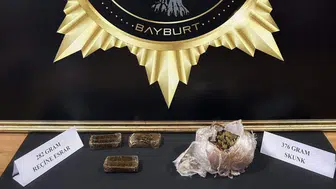 Bayburt'ta 3 kiloya yakın esrar ve skunk ele geçirildi