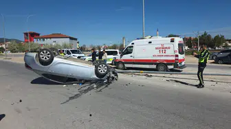 Kütahya'da otomobil direğe çarpıp ters döndü : Sürücü yaralandı
