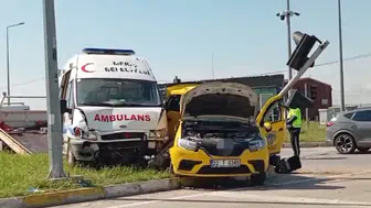 Ambulans ve taksi çarpıştı, 5 kişi yaralandı
