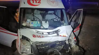 Erzurum'da ambulans, traktöre arkadan çarptı : 4 yaralı