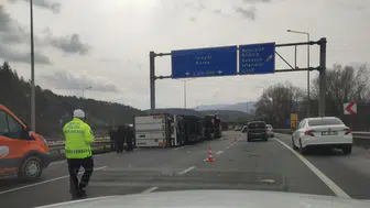 Bilecik’te kontrolden çıkan tır devrildi : Ulaşım bir süre aksadı