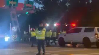 İzmir'de kaza : Araç önce bariyerlere çarptı sonra yandı