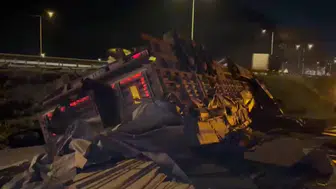 Bilecik’te sunta yüklü tır devrildi : Sürücü yaralandı