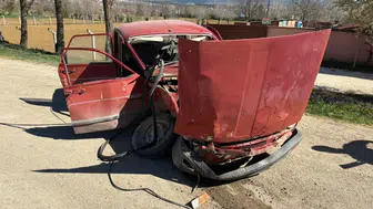 Kastamonu'da kavşak faciası : İki otomobil kafa kafaya çarpıştı , 3 kişi yaralandı