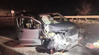 Çorum'da ticari araç, kamyona çarptı : 3 yaralı