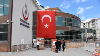 Van'dan İran'a tıbbi yardım : 6 tır malzeme yola çıktı