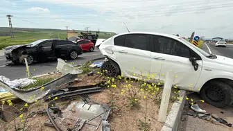 Diyarbakır'da iki otomobil çarpıştı : 3'ü çocuk 5 kişi yaralandı