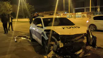 Antalya’da film sahnelerini aratmayan kaçış : Polis otosuna çarpıp patlak lastiklerle kayıplara karıştı!