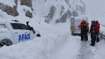 Van'da çığ dehşet saçtı : Çok sayıda araç mahsur kaldı