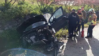 Hatay Yayladağı'nda feci kaza : Otomobil bahçe duvarına çarparak hurdaya döndü