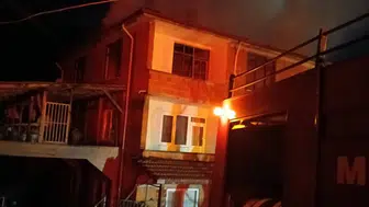 Bolu'da 3 katlı binada yangın : 3'üncü kat kullanılamaz hale geldi