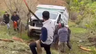 Siirt Baykan'da el freni çekilmeyen kamyonet uçuruma yuvarlandı