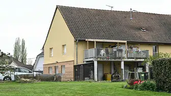 9 yaşındaki çocuğunu 2 yıl boyunca minibüste kilitli bıraktı !