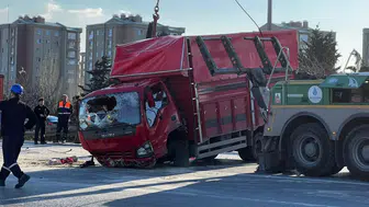 Esenler'de feci kaza : Otomobil kamyona çarptı, 6 kişi yaralandı