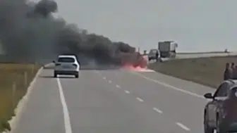 Edirne'de seyir halindeki iş makinesi alev alev yandı