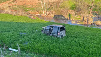 Adıyaman'da hafif ticari araç şarampole yuvarlandı