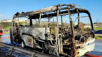 İstanbul Bayrampaşa'da seyir halindeki servis aracı küle döndü