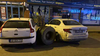 Kars’ta seyir halindeki kamyonun tekeri koparak araçlara zarar verdi